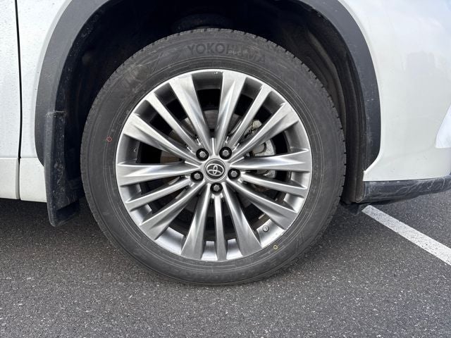2023 Toyota Highlander Hybrid Platinum