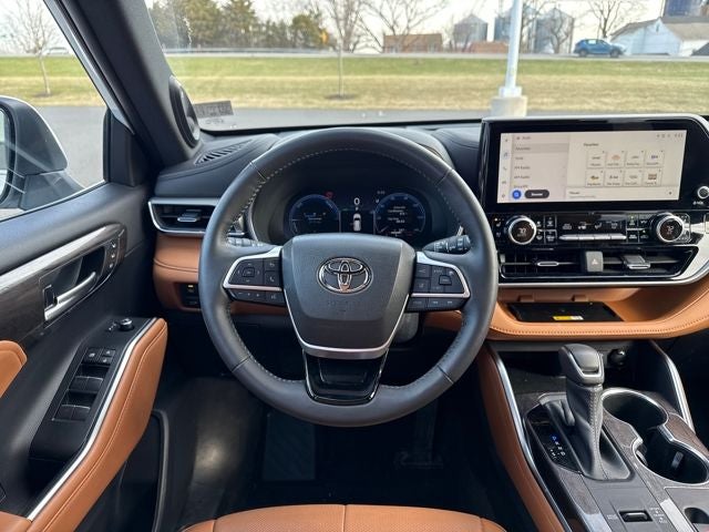 2023 Toyota Highlander Hybrid Platinum