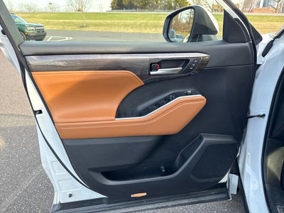 2023 Toyota Highlander Hybrid Platinum