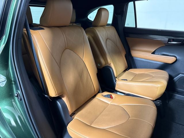 2023 Toyota Highlander Hybrid Platinum