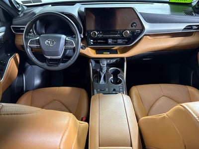 2023 Toyota Highlander Hybrid Platinum