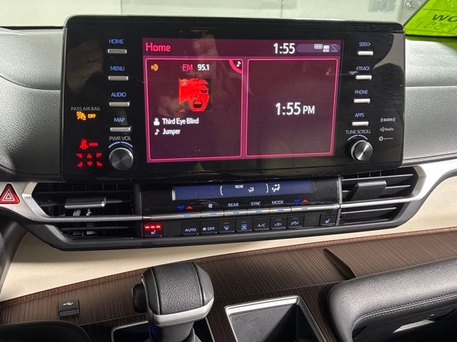 2022 Toyota Sienna XLE 7 Passenger