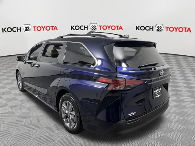 2022 Toyota Sienna XLE 8 Passenger
